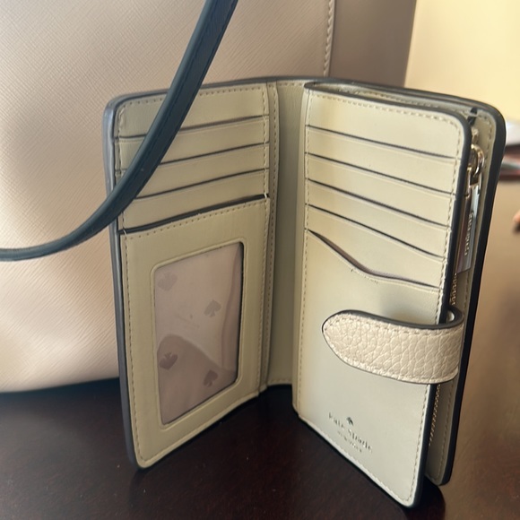 Kate Spade tote with matching wallet. - Picture 2 of 3
